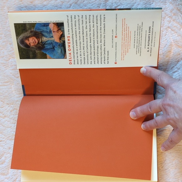 EUC Where the Crawdads Sing Hardcover Novel - Picture 4 of 5